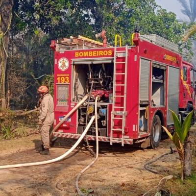 Bombeiros combatem incêndio em vegetação que atingiu três barracões industriais e duas carretas - Notícias - Mato Grosso digital