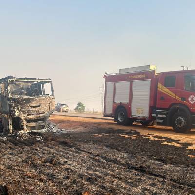 Corpo de Bombeiros combate incêndio em duas carretas carregadas com algodão e areia - Notícias - Mato Grosso digital