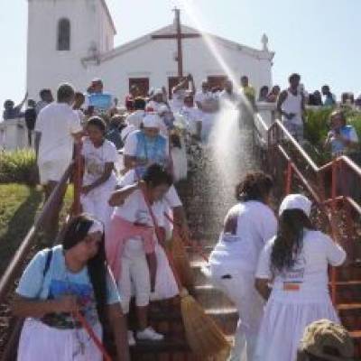 Lavagem das escadarias da Igreja do Rosário pede paz entre as religiões - Notícias - Mato Grosso digital